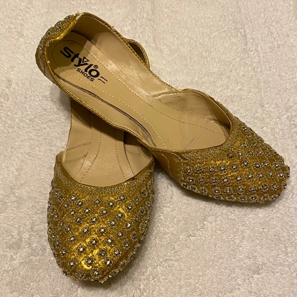 Gold khussa mujri with silver stone - Picture 2 of 4